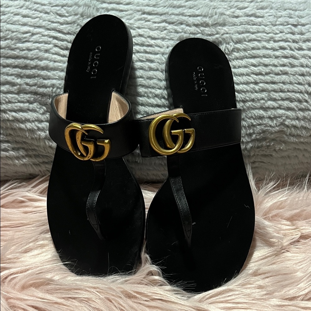 Gucci Women's Sandals in Black with Gold Logo